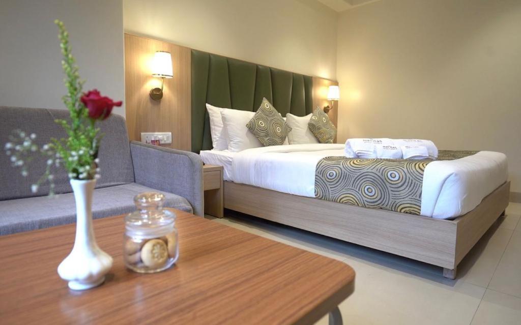 Meritas Crystal Resort Лонавала Екстериор снимка